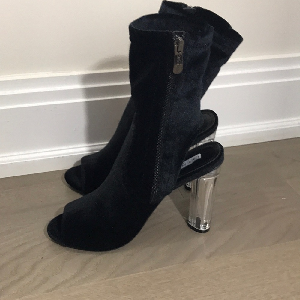 Super cute Cristal hills booties💓